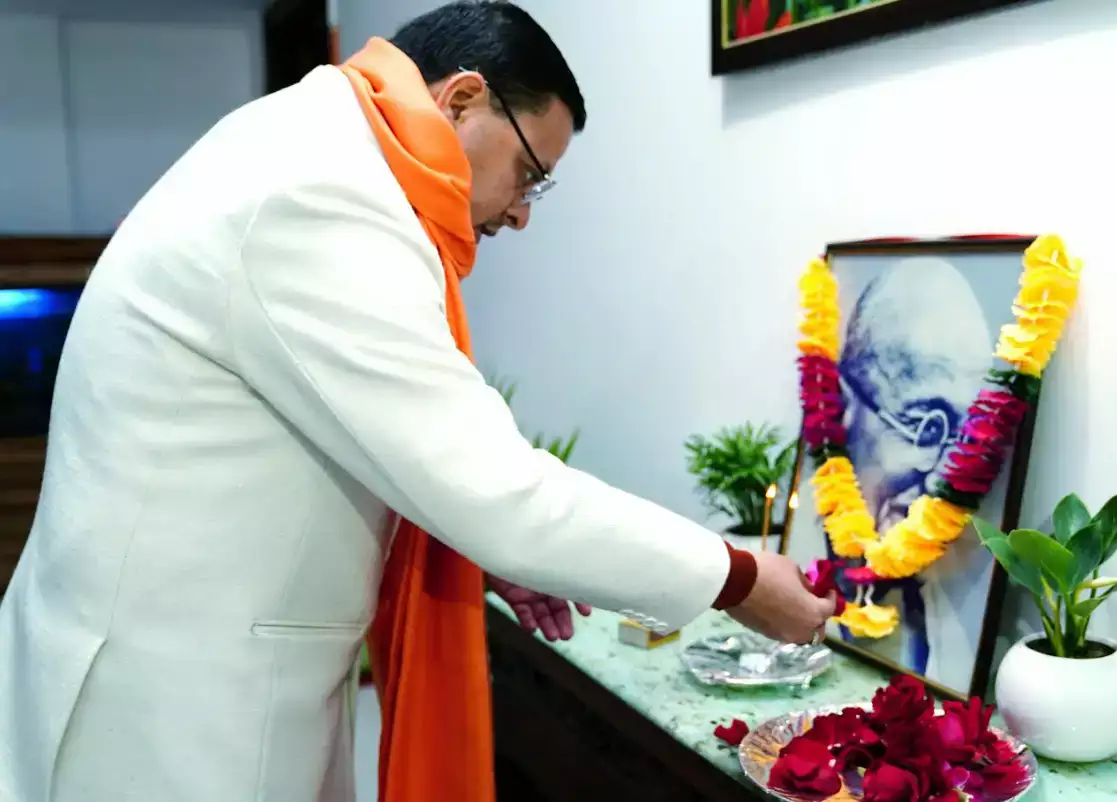 मुख्यमंत्री धामी ने राष्ट्रपिता महात्मा गांधी को पुण्यतिथि पर श्रद्धांजलि दी
