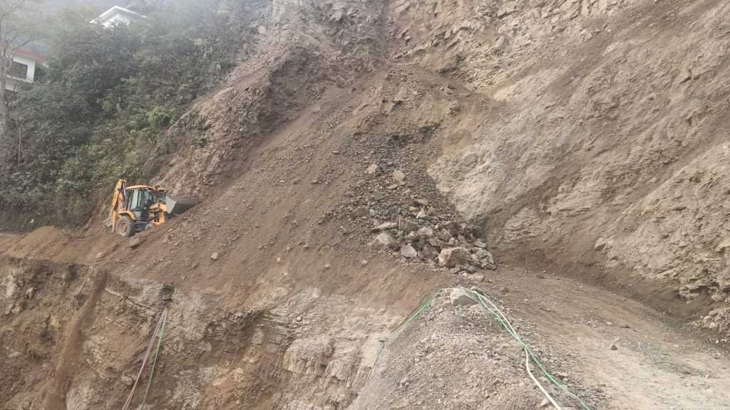 भारी मलबा आने से मसूरी-धनौल्टी-चकराता मार्ग अवरुद्ध