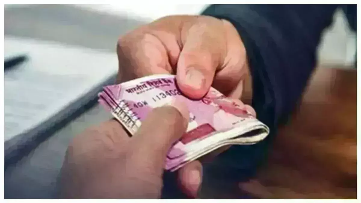 राजस्व उप निरीक्षक सहयोगी के साथ रिश्वत लेते रंगे हाथ गिरफ्तार