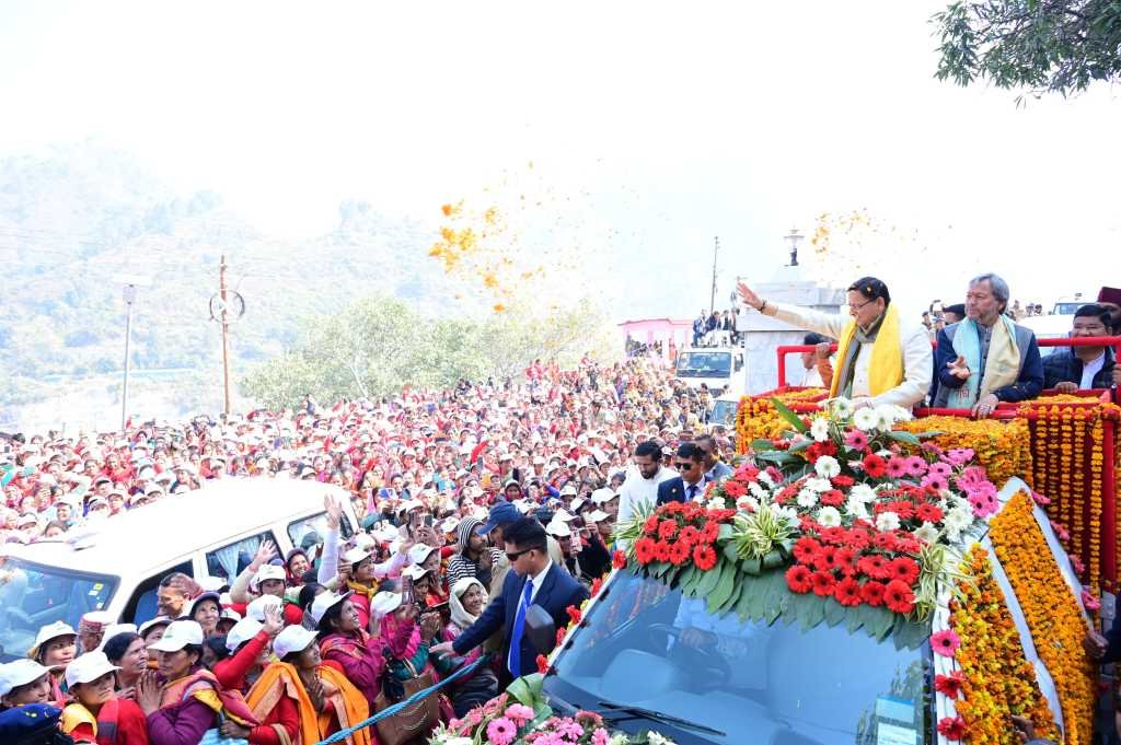 मुख्यमंत्री धामी ने गौचर में किया रोड-शो, उमड़ा जनसमूह