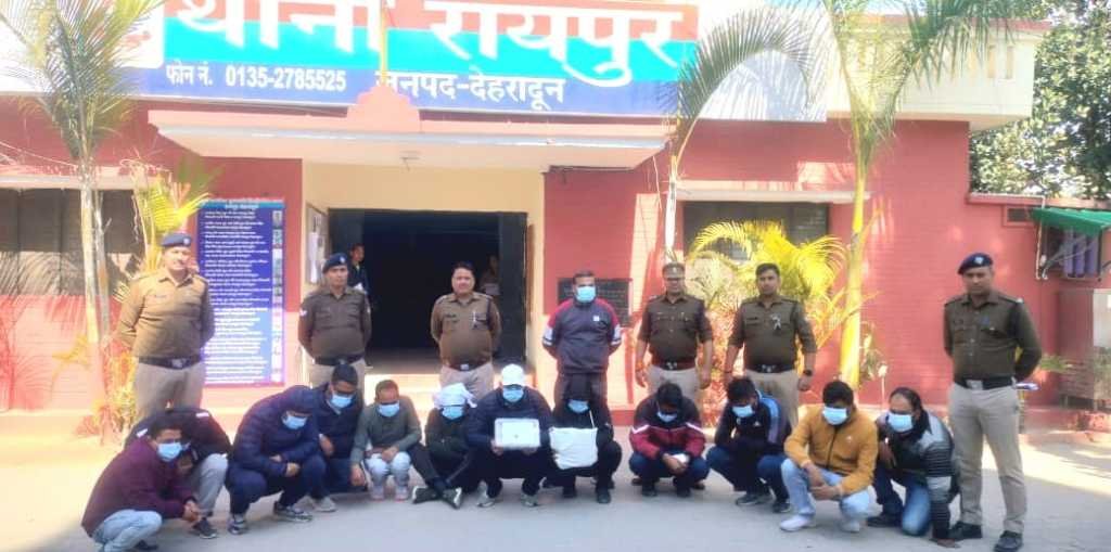 फ्लैट में जुआ खेल रहे 13 जुआरियों को पुलिस किया गिरफ्तार