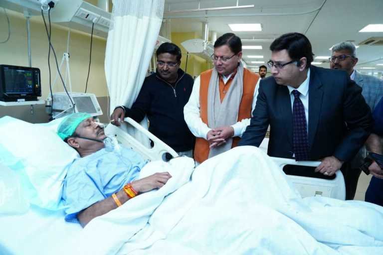 अचानक बिगड़ी आबकारी सचिव की तबीयत, अस्पताल पहुंच CM धामी ने जाना हाल