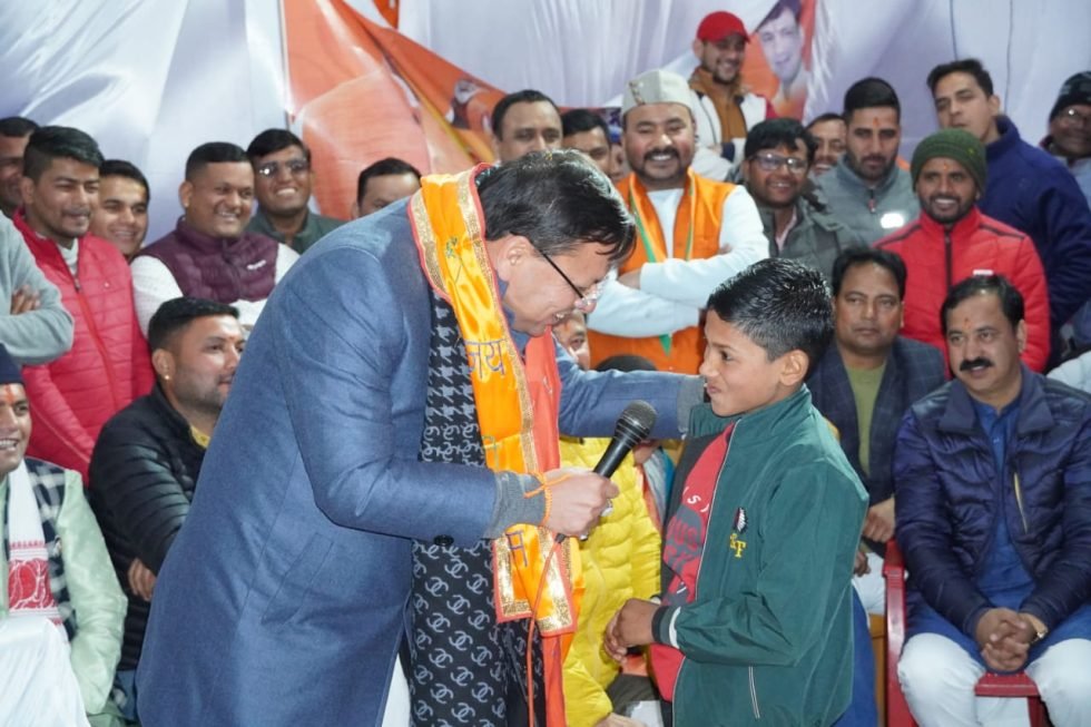 मुख्यमंत्री धामी ने सीमान्त गांव में चौपाल लगाकर सुनी जनता की बात