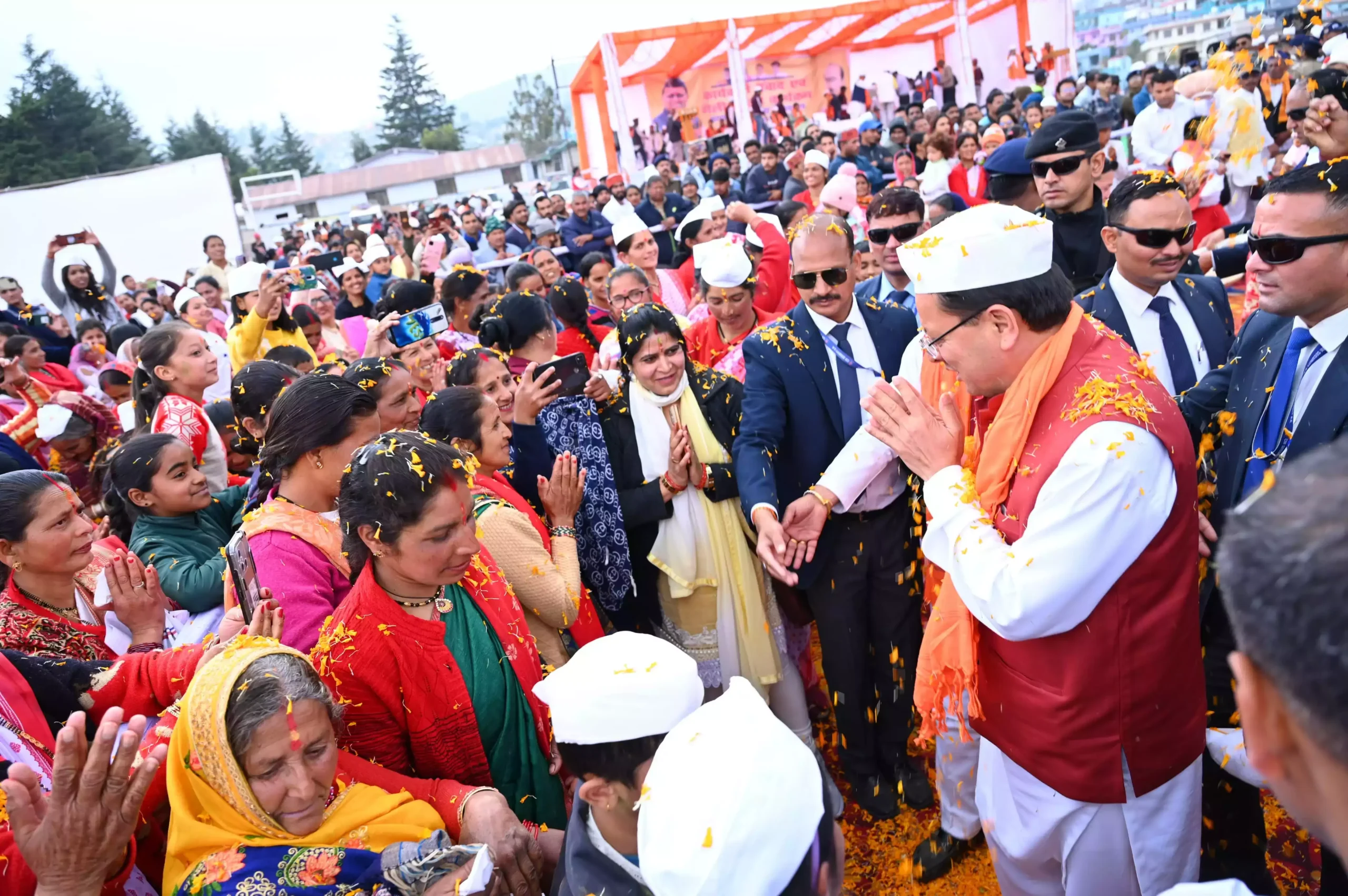 मुख्यमंत्री धामी ने होली मिलन कार्यक्रम में लिया हिस्सा, केंद्र व राज्य सरकार की उपलब्धियां गिनाईं