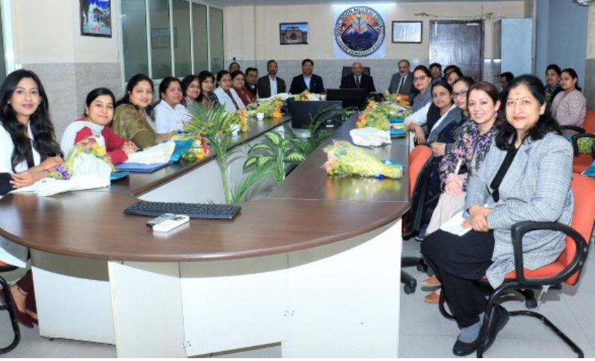 Uttarakhand: दून मेडिकल कॉलेज में कर्मठ महिला डॉक्टर्स व स्टाफ सम्मानित