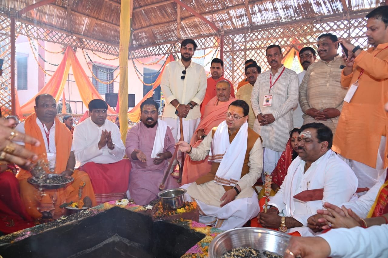 CM धामी ने महारूद्र यज्ञ अनुष्ठान में शामिल होकर यज्ञ में दी आहूति