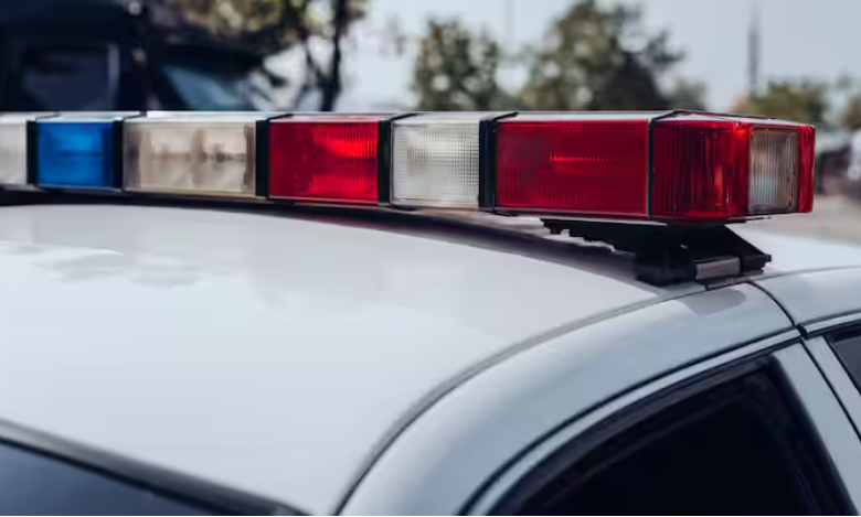 नींद में खर्राटे ले रहा था युवक, देर रात पड़ोसी ने बुला ली पुलिस, हो गया हंगामा