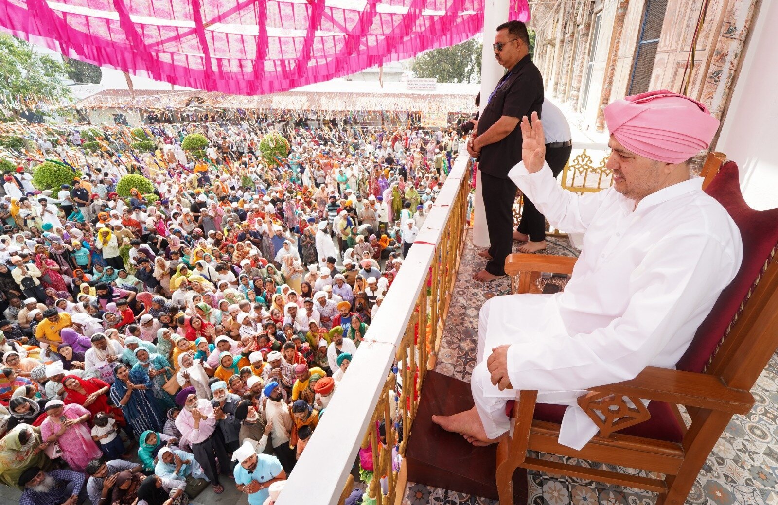 श्री दरबार साहिब एवं श्री झण्डा साहिब में चला दर्शनों व मनौतियों का क्रम