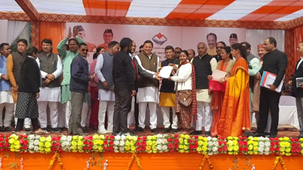 सीएम धामी ने 2600 लाभार्थियों को किया नजूल भूमि पट्टा का वितरण, 403 लोगों को स्वामित्व पत्र