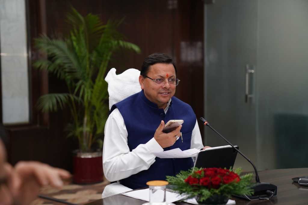 मुख्यमंत्री ने सी.एम हेल्पलाईन 1905 की समीक्षा, विभिन्न शिकायतकर्ताओं से वार्ता कर उनकी समस्याएं सुनी