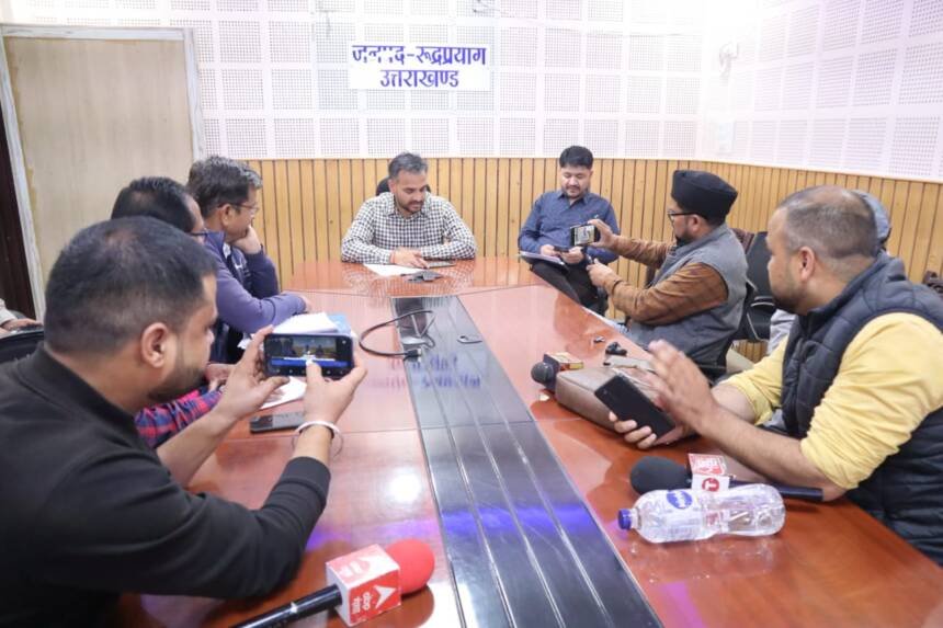 Uttarakhand: सरकारी संस्थानों से 24 घंटे के भीतर हटानी होगी प्रचार सामाग्री