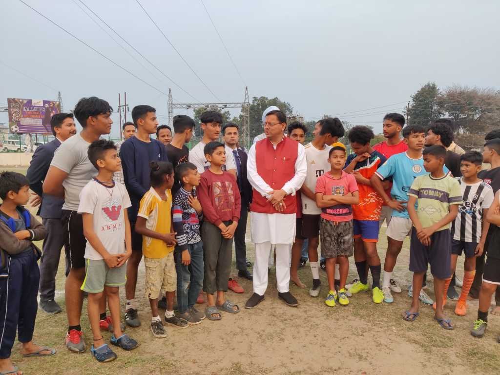 अचानक फुटबॉल खेलते दिखाई दिए मुख्यमंत्री, युवाओं के साथ ऐसे बिताया समय
