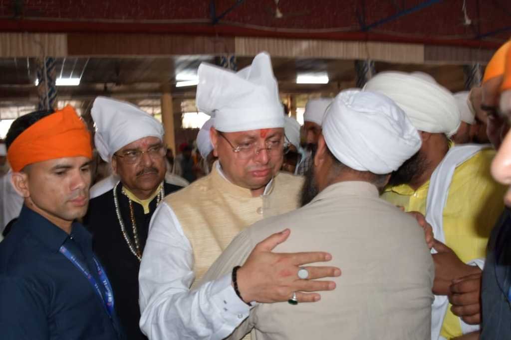 नानकमत्ता गुरुद्वारा कैंप पहुंच भावुक हुए मुख्यमंत्री धामी, पार्थिव शरीर पर पुष्पांजलि की अर्पित