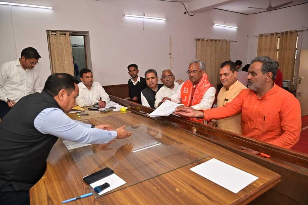 त्रिवेंद्र ने ऑनलाइन के बाद अब ऑफलाइन किया नामांकन, बोले, जनता के आशीर्वाद से प्रचंड होगी भाजपा की जीत