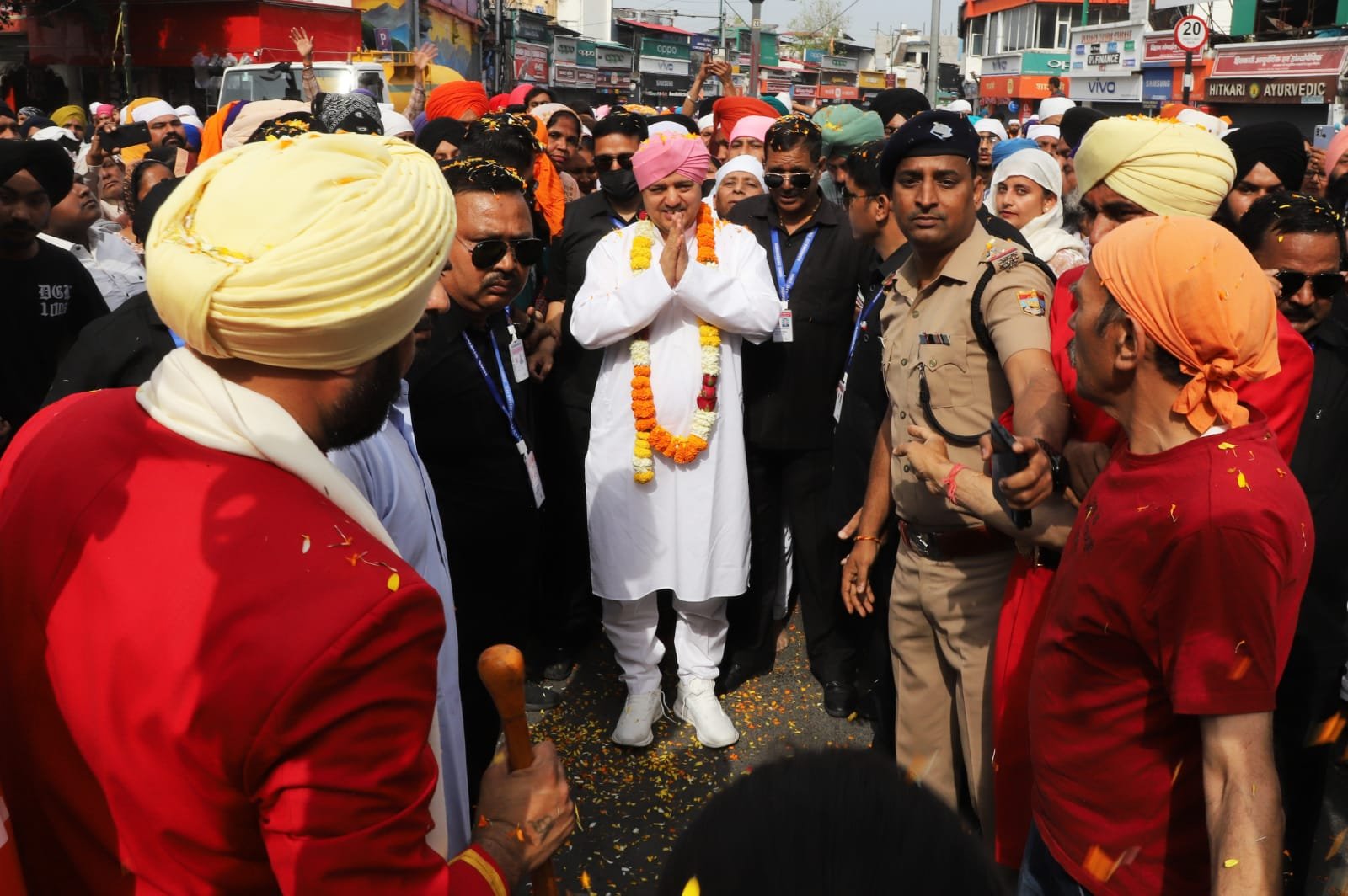 Uttarakhand: पुष्प वर्षा के साथ नगर परिक्रमा में गूंजे श्री गुरु राम राय महाराज जी के जयकारे