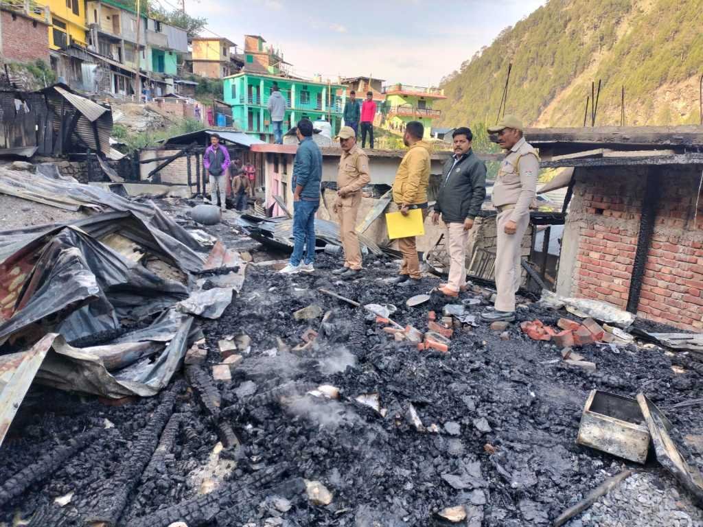 Uttarakhand: नैटवाड़ कस्बे में देर रात गैस सिलिंडर में आग लगने से चार घर जलकर हो गये खाक