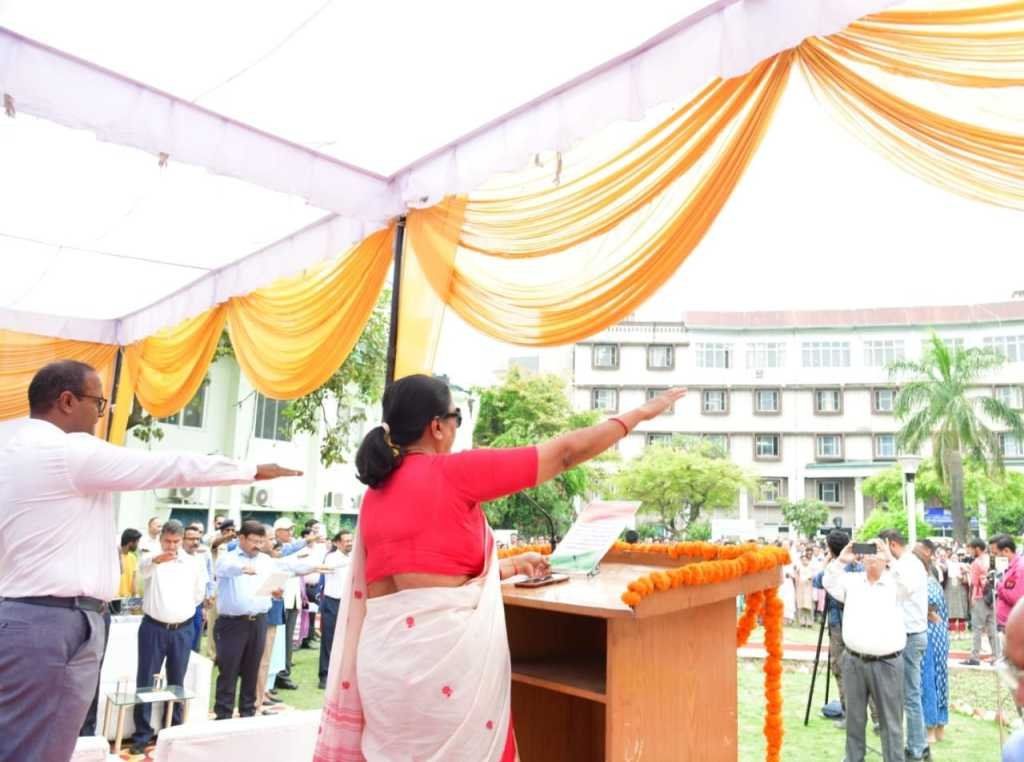मुख्य सचिव ने अधिकारियों / कार्मिकों को मताधिकार की शपथ दिलायी