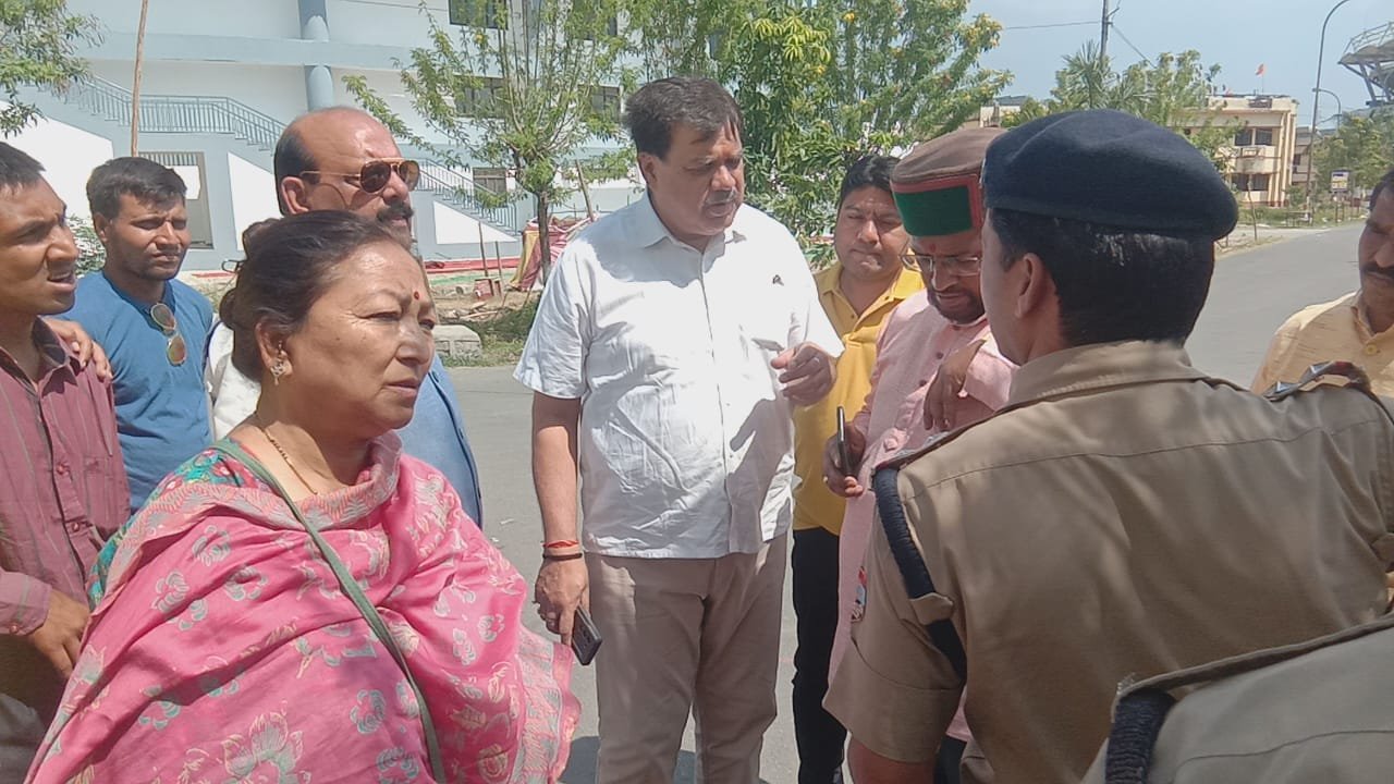 कांग्रेस नेताओं ने किया मतगणना स्थल का निरीक्षण कांग्रेस नेताओं ने किया मतगणना स्थल का निरीक्षण