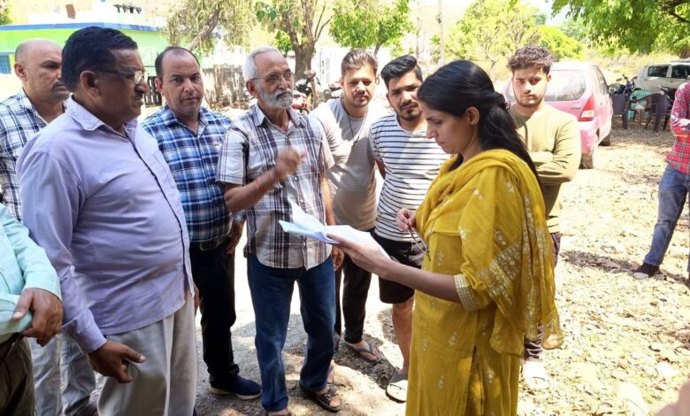डीएम ने ग्रामीणों की समस्याओं को सुना
