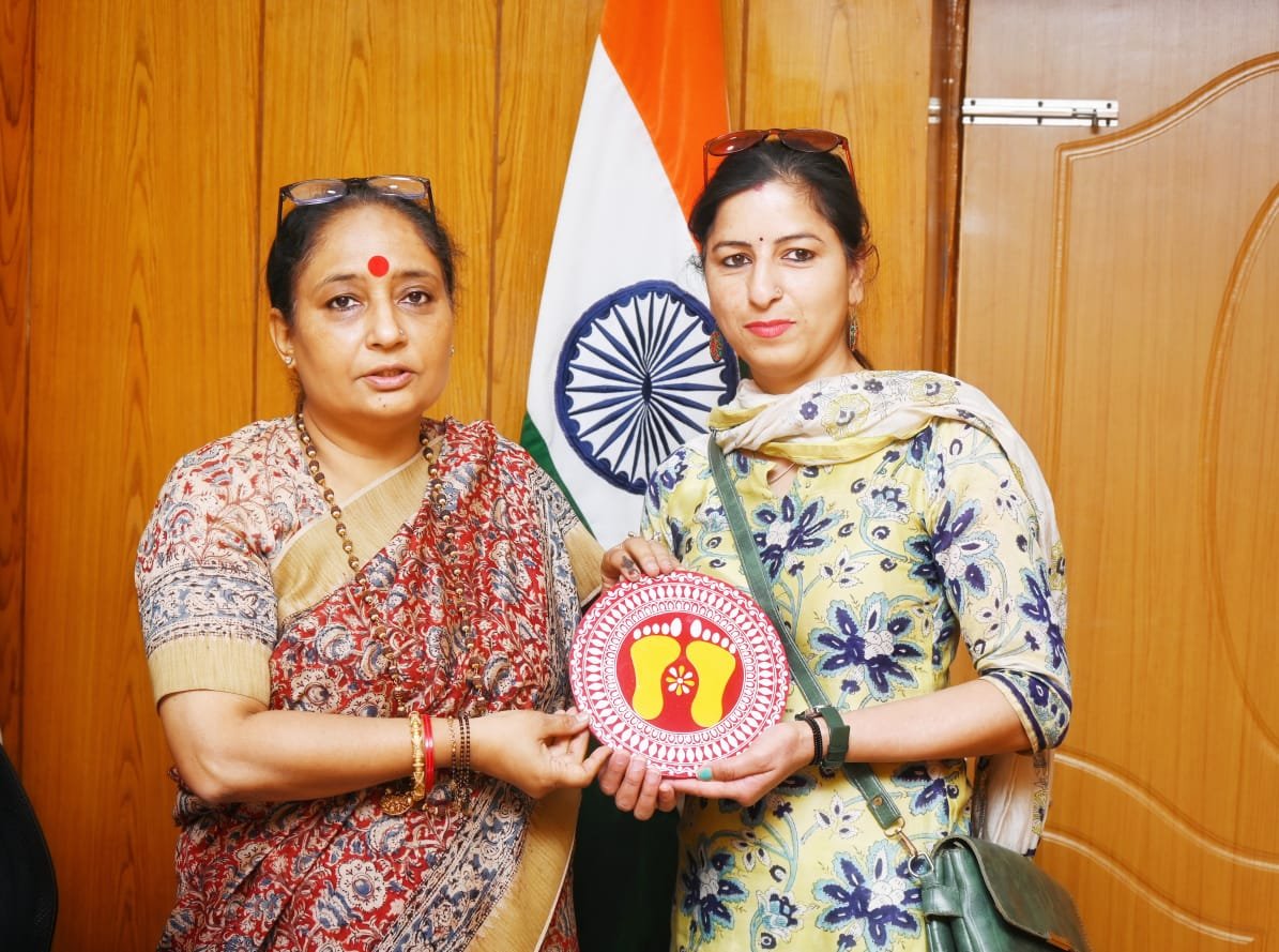 विधानसभा अध्यक्ष ने की ऐपण कलाकृतियों की सराहना