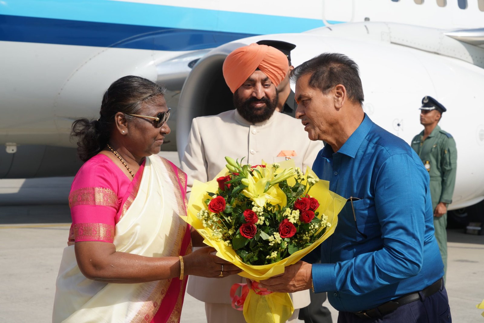 कैबिनेट मंत्री ने किया राष्ट्रपति का स्वागत