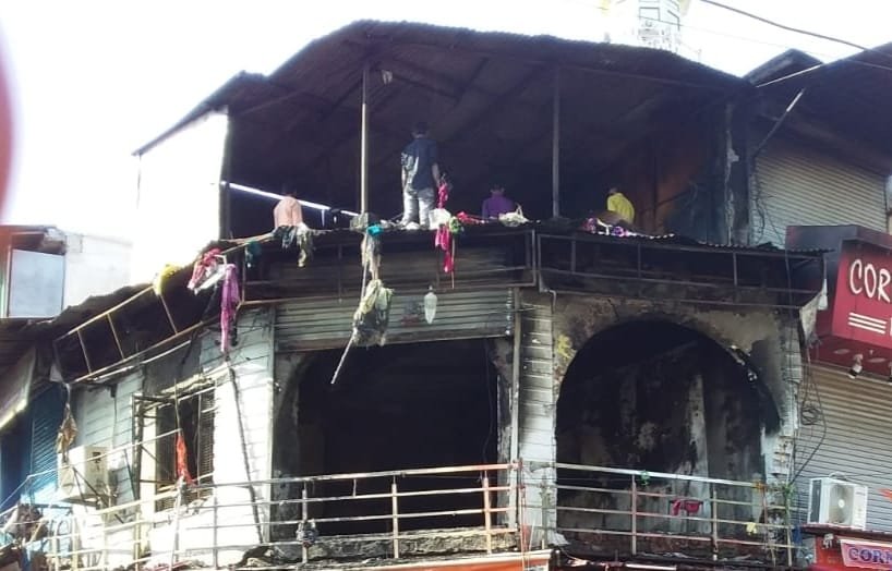 पलटन बाजार में गारमेंट्स की दूकान में लगी आग