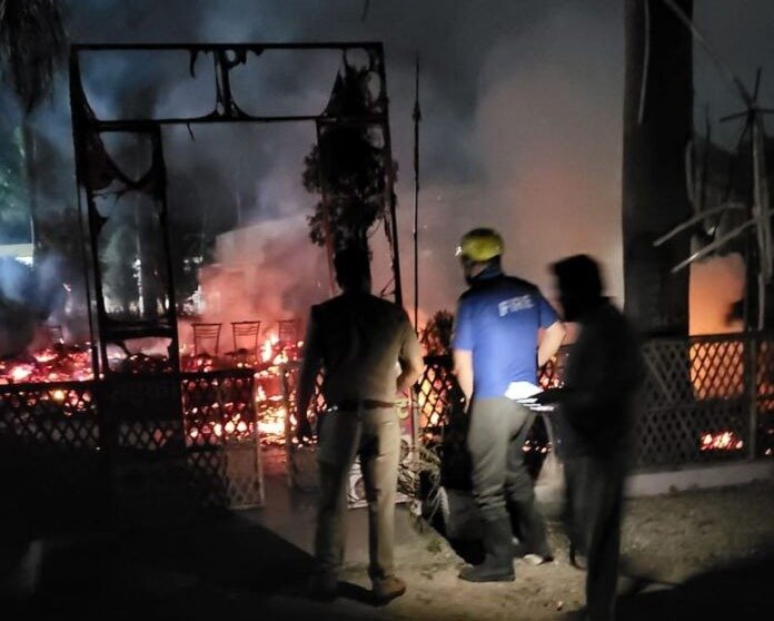 झोपड़ियों में लगी आग, अफरा तफरी