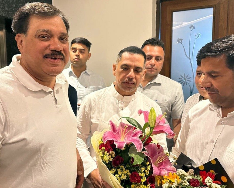 ऋषिकेश पहुंचे उद्योगपति राबर्ट वाड्रा, कांग्रेस कार्यकर्ताओं ने किया स्वागत