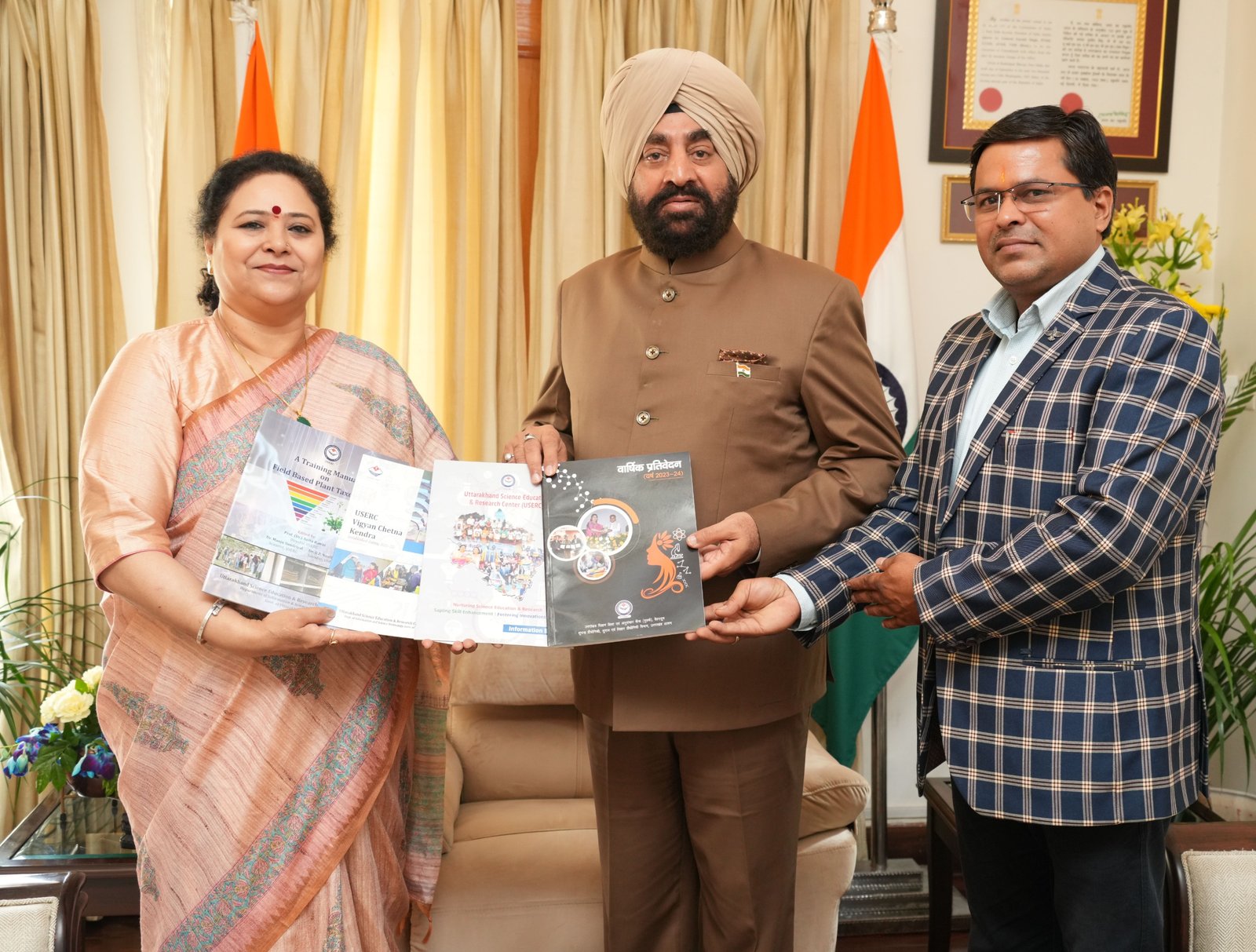 निदेशक ने राज्यपाल को भेंट की वार्षिक रिपोर्ट