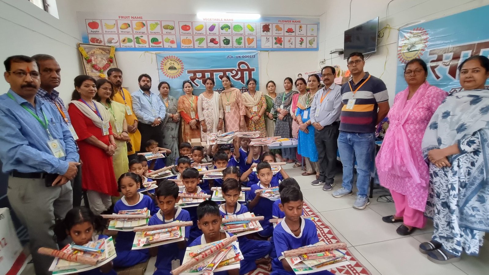 सारथी फाउंडेशन समिति ने की बच्चों को स्टेशनरी वितरित