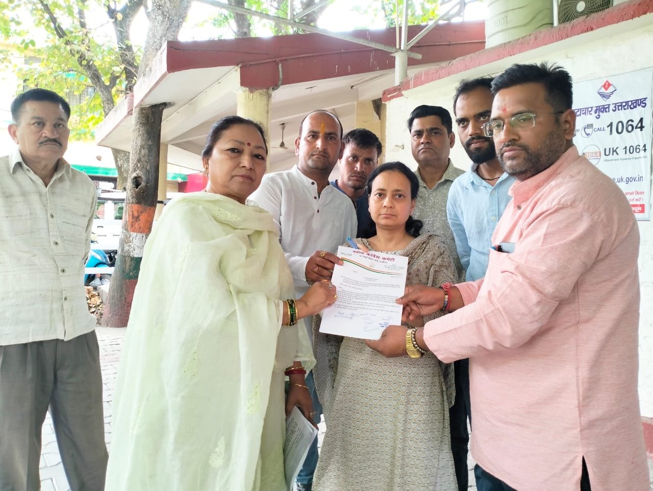 ग्रामीणों में भारी रोष, जिलाधिकारी को सौंपा ज्ञापन