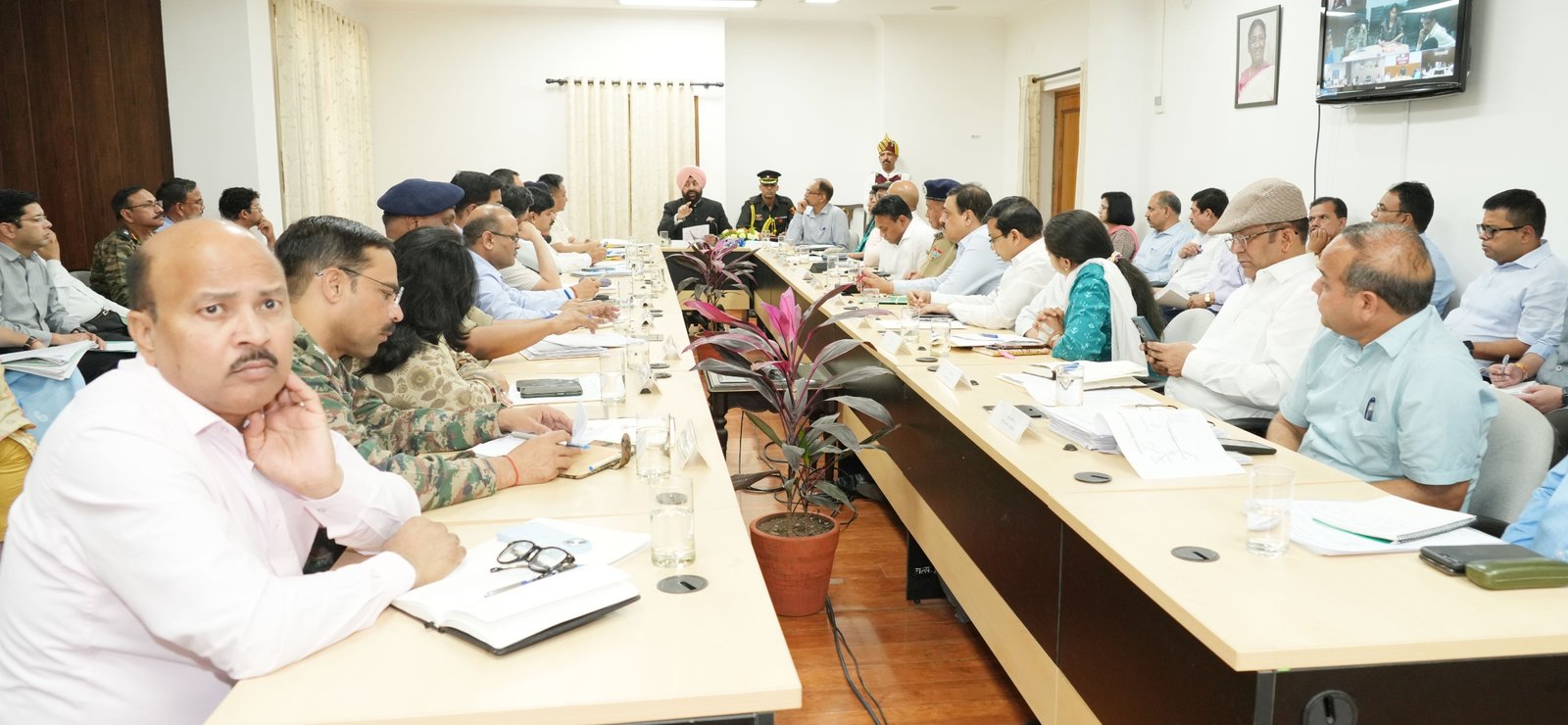 चुनौतियों से निबटने के लिए रोडमैप तैयार करना चाहिए : राज्यपाल