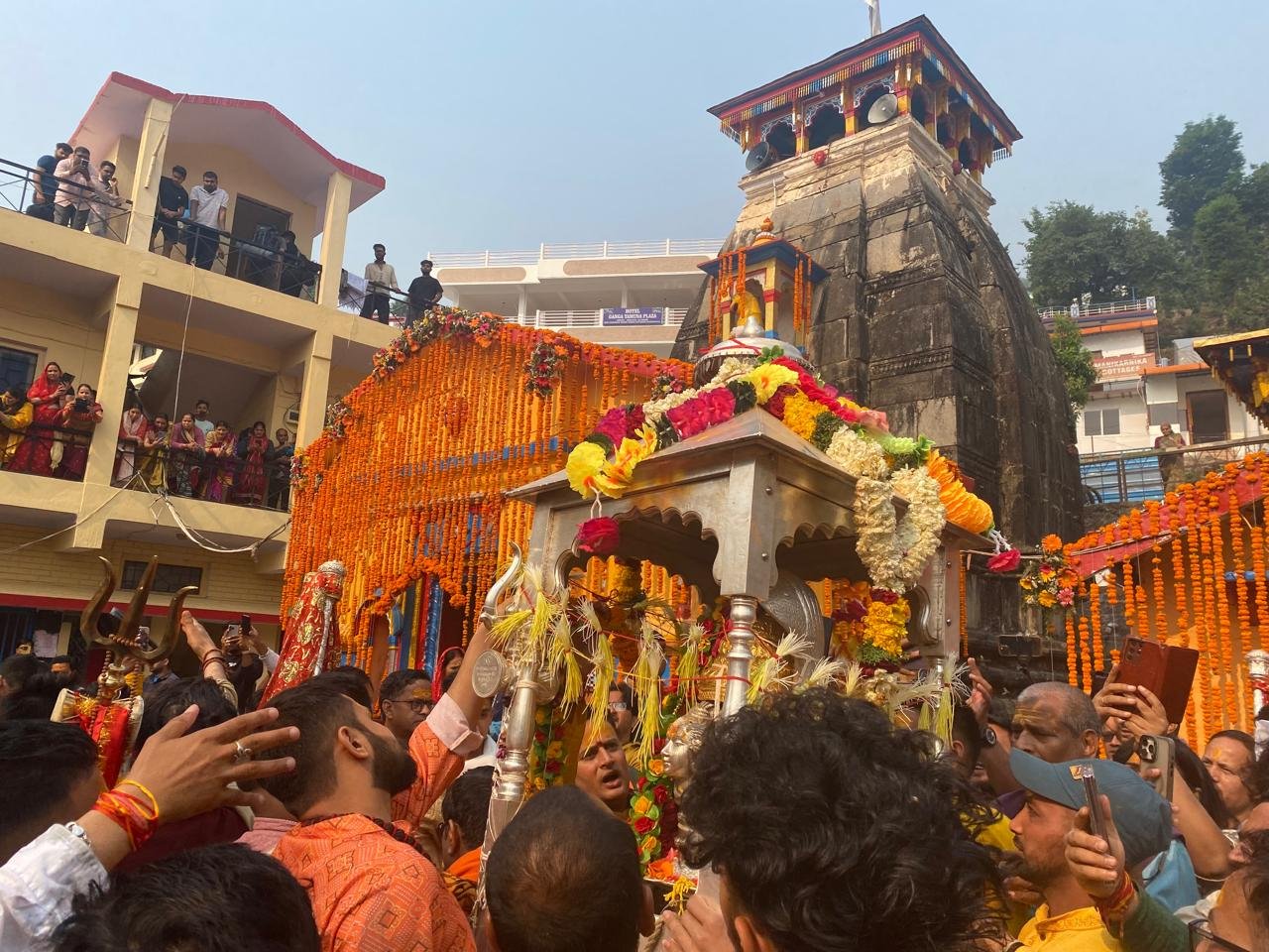 बाबा केदार की पंचमुखी डोली ने किया दूसरे पड़ाव फाटा को प्रस्थान