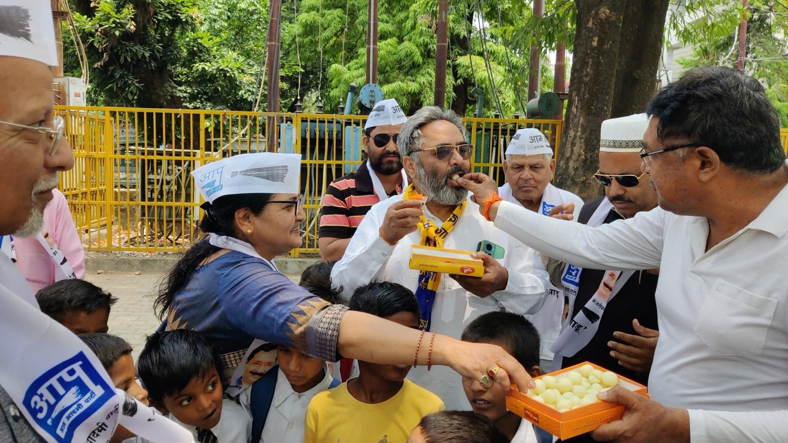 निकली आवाज : जेल के ताले टूट गए केजरीवाल छूट गए