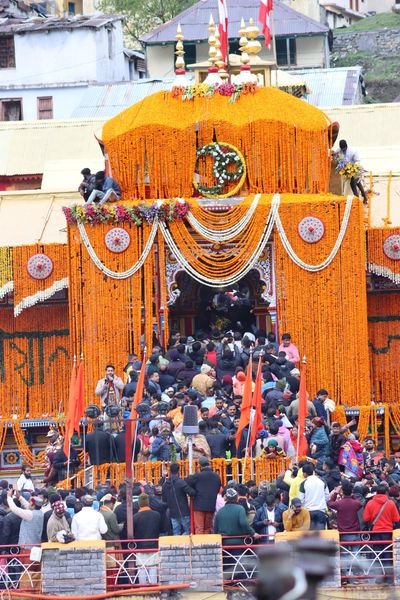 भू-बैकुंठ बदरीनाथ धाम के खुले कपाट