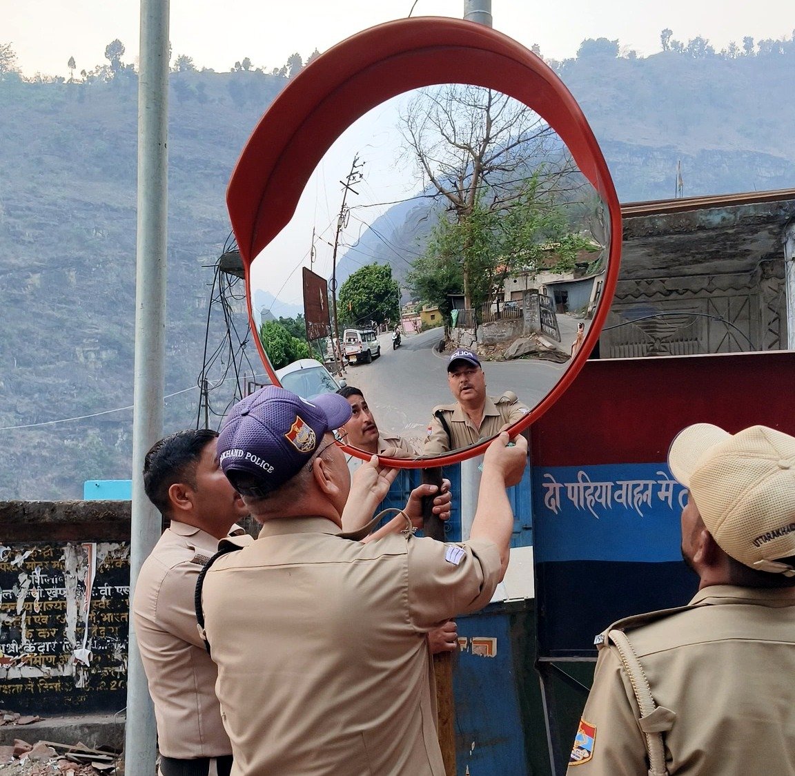 अंधे मोड़ों पर लगाये गये कॉन्वेक्स मिरर