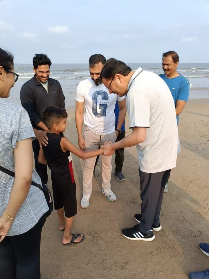 मुख्यमंत्री ने बच्चों के साथ खेला क्रिकेट