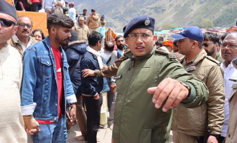 हजारों की संख्या में दर्शनार्थी पहुंचे श्री बद्रीनाथ धाम