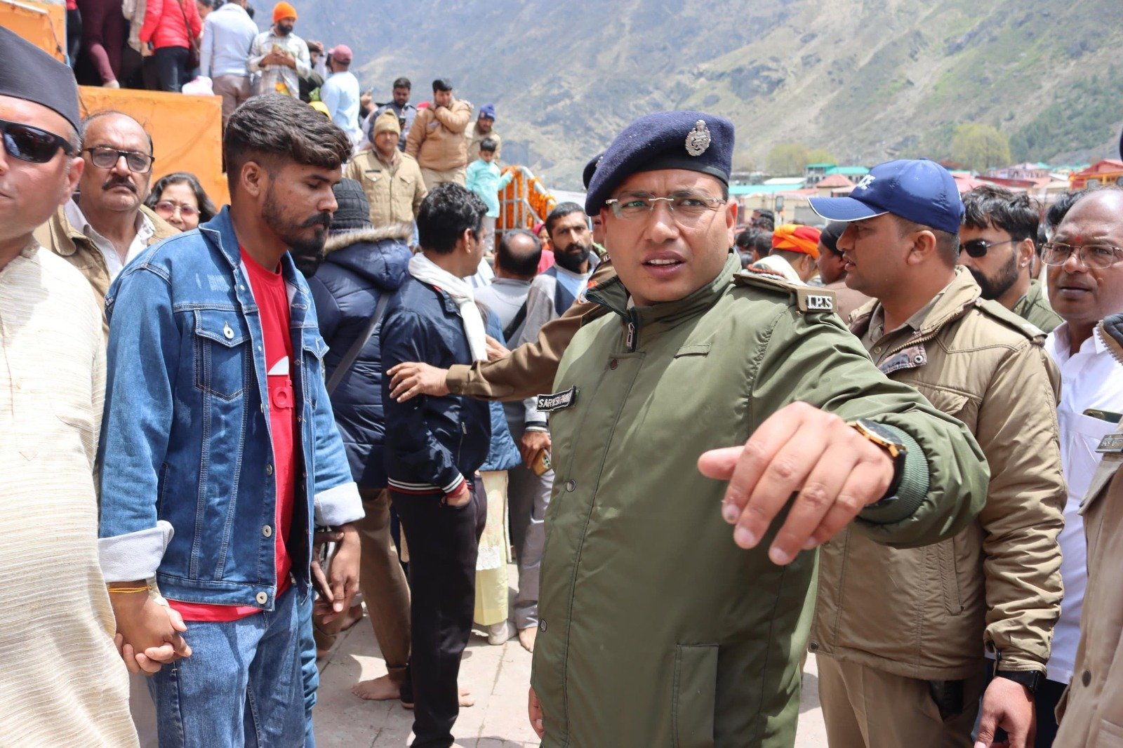 हजारों की संख्या में दर्शनार्थी पहुंचे श्री बद्रीनाथ धाम