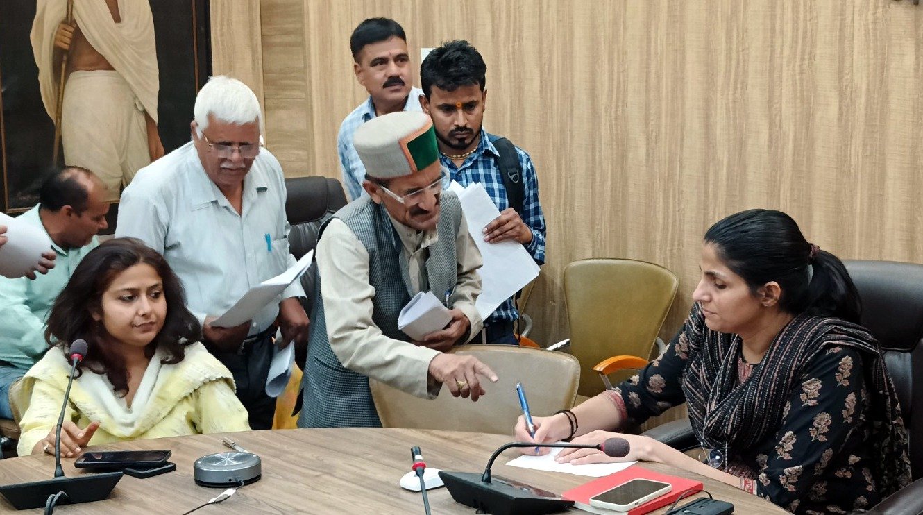 जिलाधिकारी ने सुनी जनमानस की समस्याएं