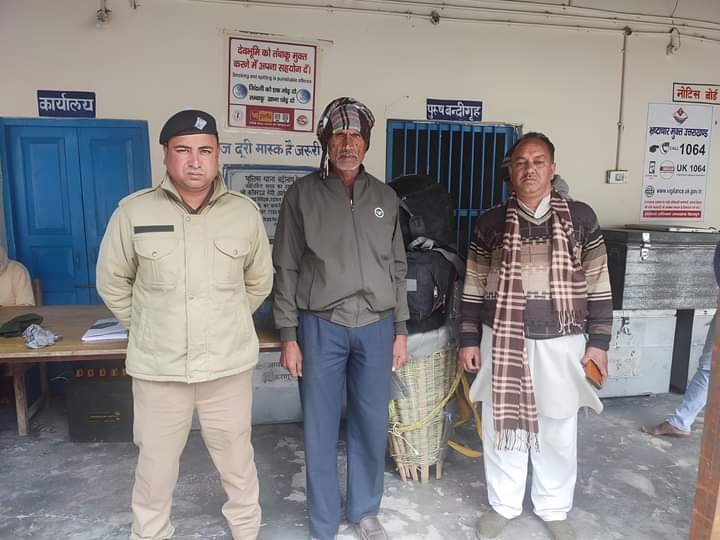 श्रद्धालुओं की सहायता कर रही चमोली पुलिस