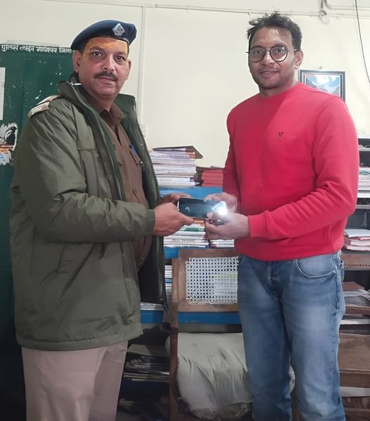 श्रद्धालुओं की सहायता करने में जुटे पुलिस के जवान