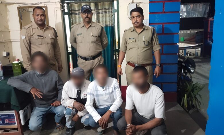 खुलेआम जाम गटक रहे पियक्कड़ों का चमोली पुलिस ने उतारा शुरूर