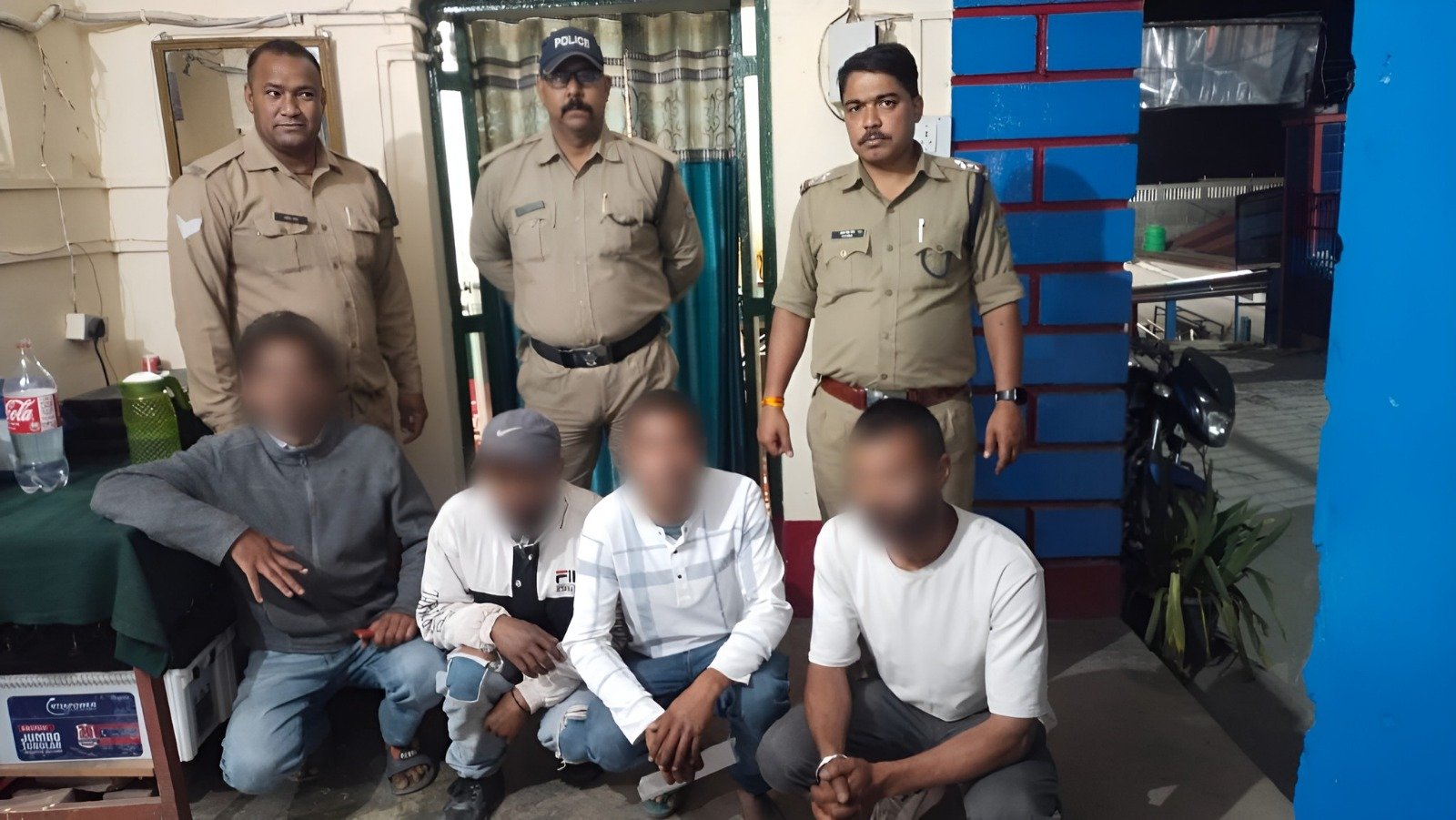 खुलेआम जाम गटक रहे पियक्कड़ों का चमोली पुलिस ने उतारा शुरूर