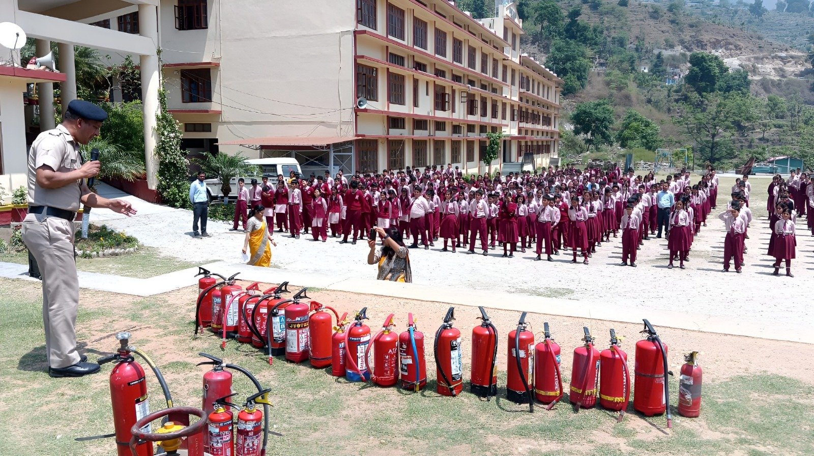 अग्निशमन यूनिट ने  प्रदान किया छात्र-छात्राओं को प्रशिक्षण