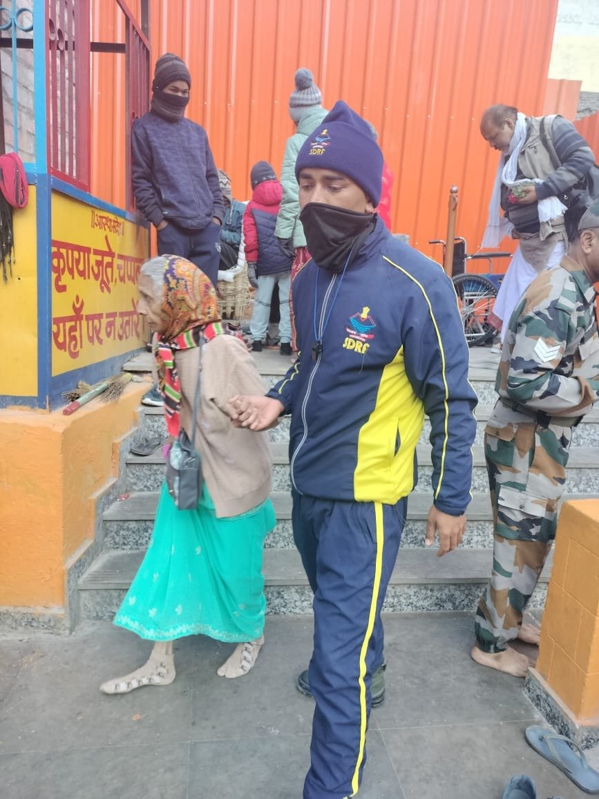 श्रद्धालुओं की सुरक्षा के साथ ही वृद्ध श्रद्धालुओं की डगर को आसान कर रही पुलिस