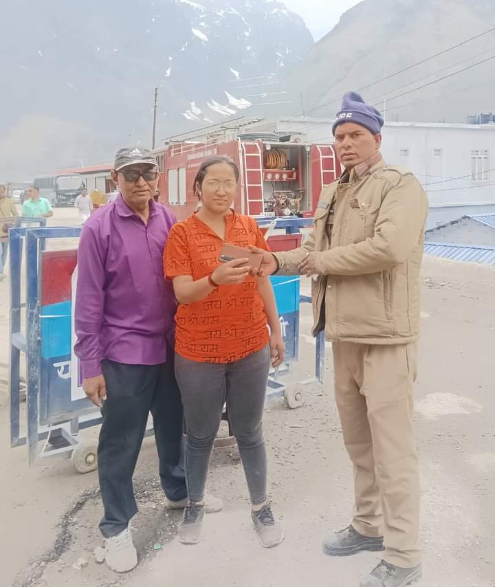 श्रद्धालुओं की मददगार बन रही चमोली पुलिस