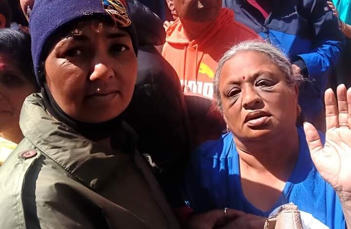 महिला जवान ने यात्री का पासपोर्ट व कीमती सामान के साथ खोया पर्स तलाश कर लौटाया महिला जवान ने यात्री का पासपोर्ट व कीमती सामान के साथ खोया पर्स तलाश कर लौटाया