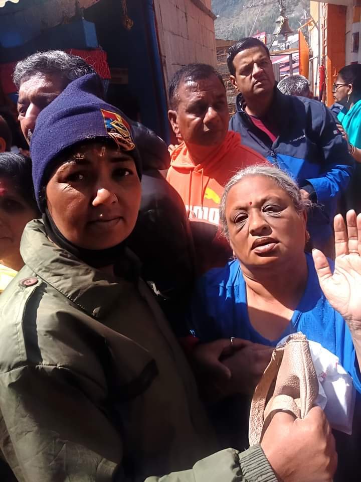 महिला जवान ने यात्री का पासपोर्ट व कीमती सामान के साथ खोया पर्स तलाश कर लौटाया