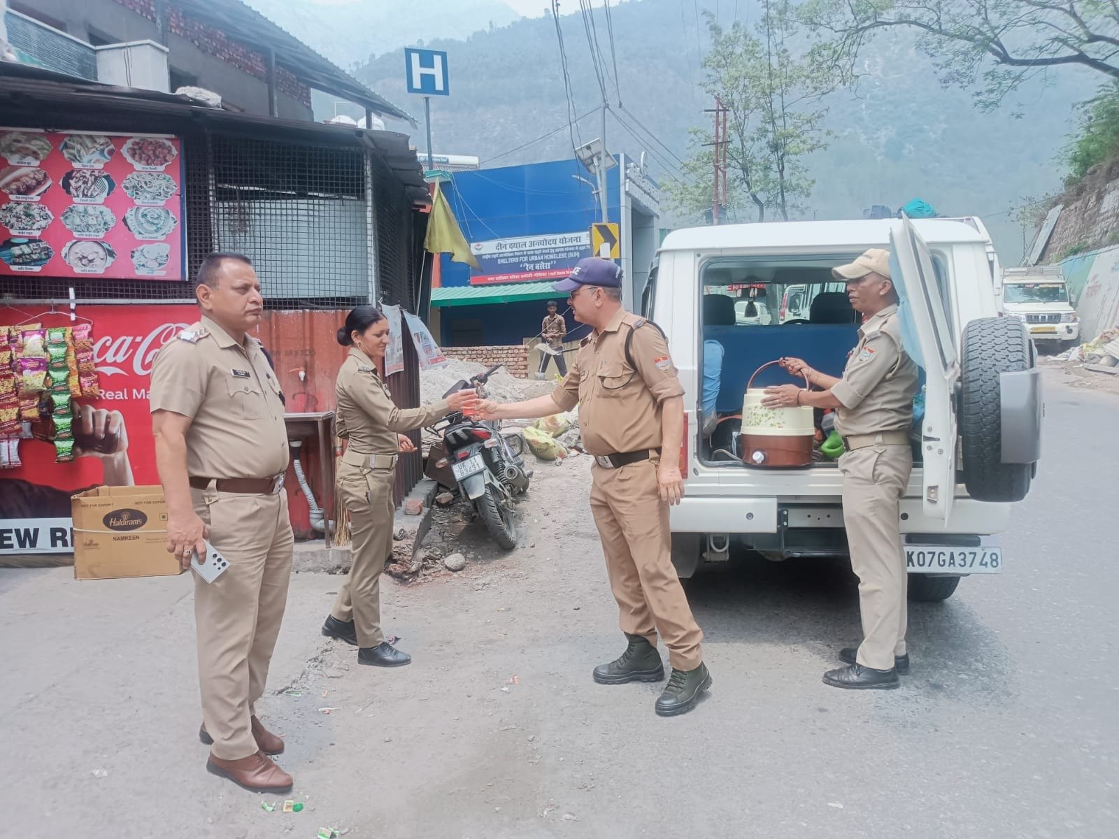 तपती धूप में ड्यूटीरत जवानों को बांटा जूस